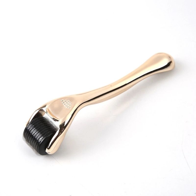 Accueil NO Plugs Type Derma Roller à 540 broches avec poignées de couleur dorée